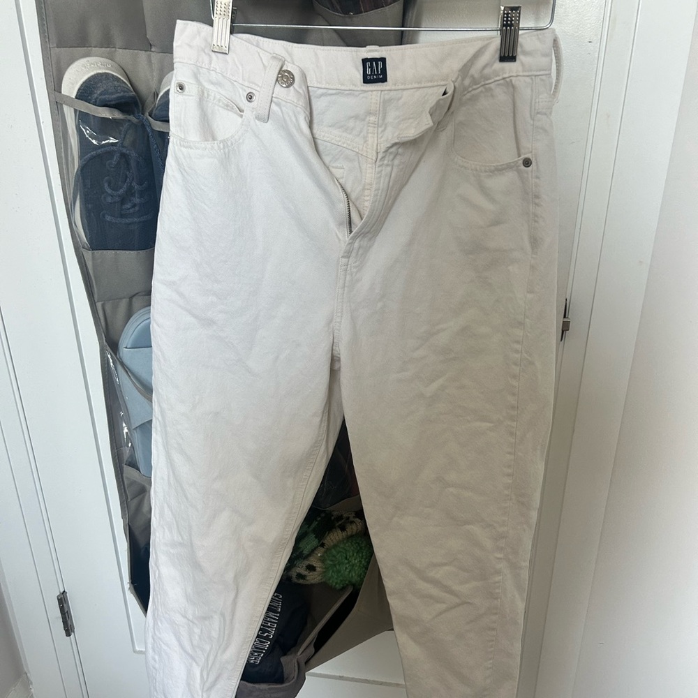 GAP high waisted straight leg mom jeans. Size 8/29